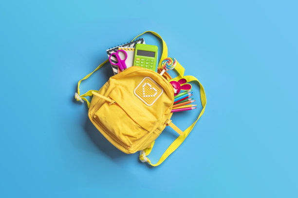 回到学校，教育理念黄色背包与学习用品-笔记本，钢笔，橡皮彩虹，数字孤立在蓝色背景顶视图复制空间平铺构图横幅图片下载