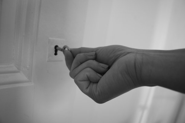 打开白色的门，用钥匙打开图像图片下载