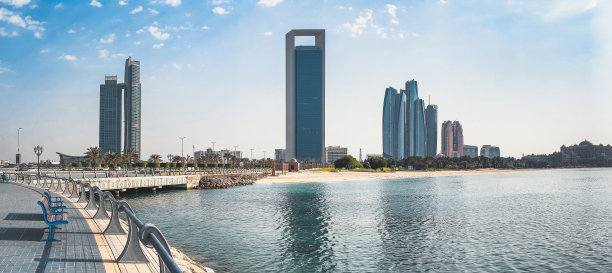 阿拉伯联合酋长国Al Marina的阿布扎比滨海大道：自行车和人行道图片下载