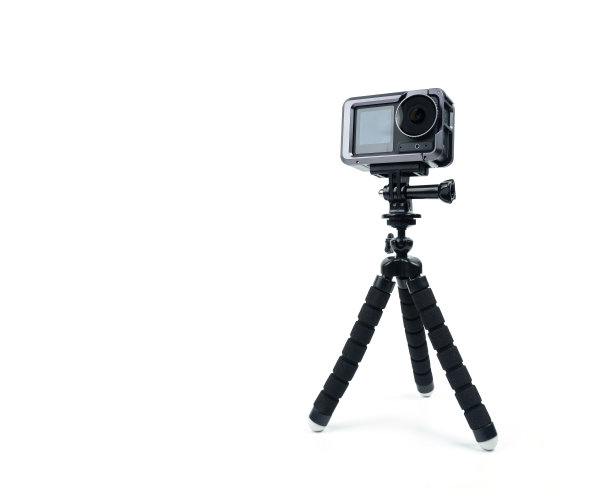 4K动作相机与三脚架在白色背景图片下载