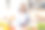快乐的家庭主妇在笔记本上写新的食谱，站在厨房里对着镜头微笑图片下载