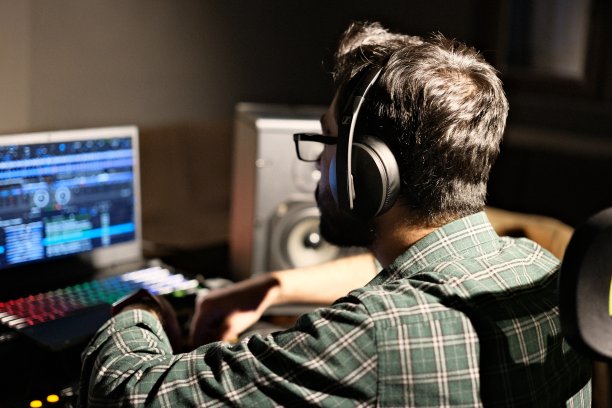 在工作室制作音乐图片下载