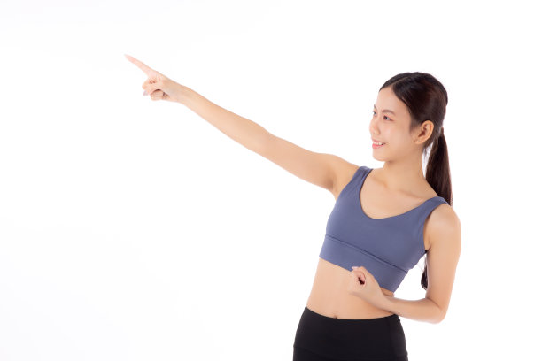 美丽的年轻亚洲女性的肖像在运动服微笑，并提出孤立的白色背景，运动和锻炼的健康和减肥，女性和苗条显示一些东西。图片下载