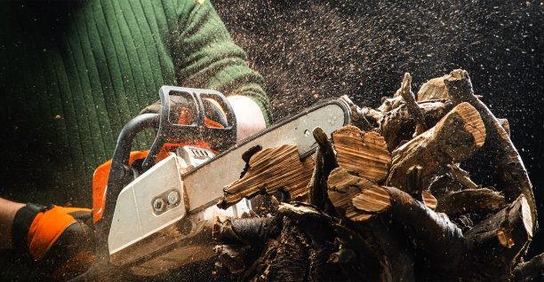 工人用电锯砍树图片下载