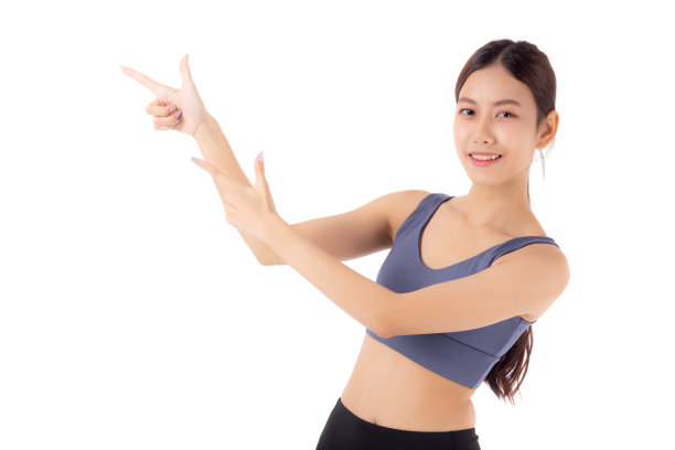 美丽的年轻亚洲女性的肖像在运动服微笑，并提出孤立的白色背景，运动和锻炼的健康和减肥，女性和苗条显示一些东西。图片下载