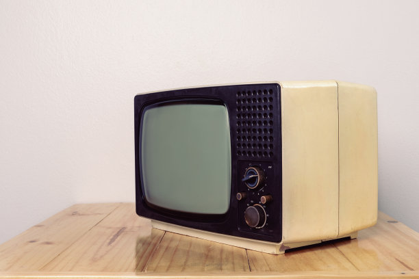 复古的老式电视接收器在桌子前白墙背景。房间里有老式电视图片下载