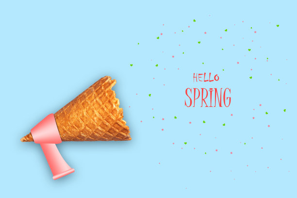 冰淇淋甜筒，扩音器，还有“你好，春天”。蓝色背景。春天开始的概念。Abstraction.aBckground图片下载