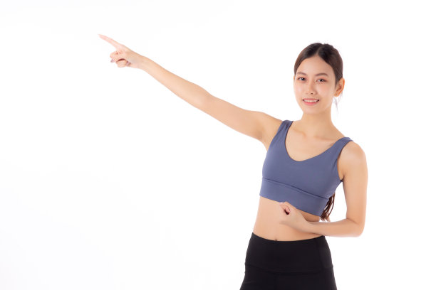美丽的年轻亚洲女性的肖像在运动服微笑，并提出孤立的白色背景，运动和锻炼的健康和减肥，女性和苗条显示一些东西。图片下载