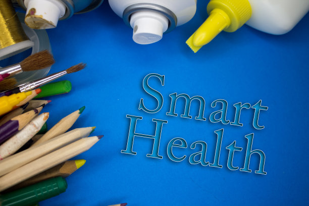 带有智能健康文本的学校用品的俯拍。画笔，铅笔，艺术工具。艺术和工艺工作工具。图片下载