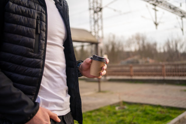 男子拿着外卖咖啡的特写照片-库存照片。图片下载