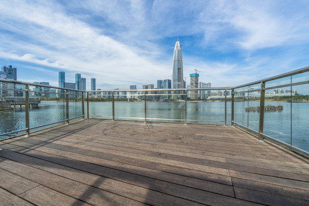 深圳天际线前的空木人行道图片下载