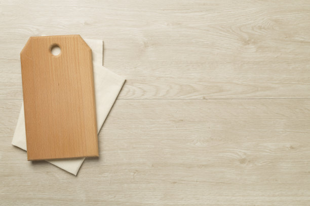 砧板与毛巾在木制背景，俯视图图片下载