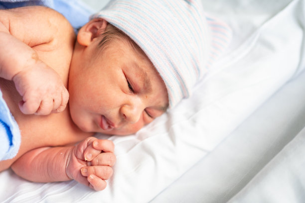 一个刚出生的男孩在医院睡觉的照片，生命的第一天，休息图片下载