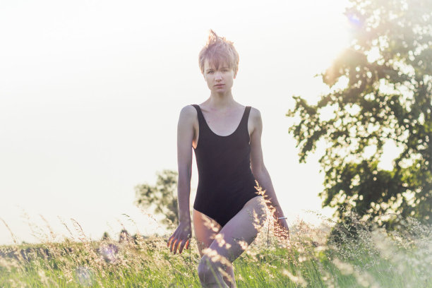 身着泳装的女子走过田野的风景摄影图片下载