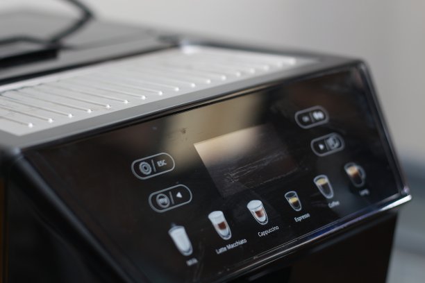 详细的照片黑色和金属咖啡啤酒。咖啡设备概念图。图片下载