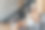 照片中可爱的年轻女子有化妆和健康的皮肤，拿着一杯咖啡，裹着浴巾，阅读杂志，坐在沙发上感觉很放松，在家度过空闲时间。感觉舒适图片下载