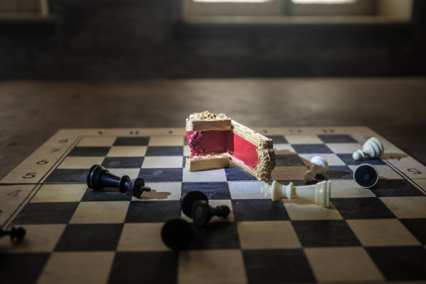 红色皇家椅子微型木桌。中世纪棋盘上的王座。棋牌游戏概念的经营理念和竞争理念的战略理念。有选择性的重点图片下载