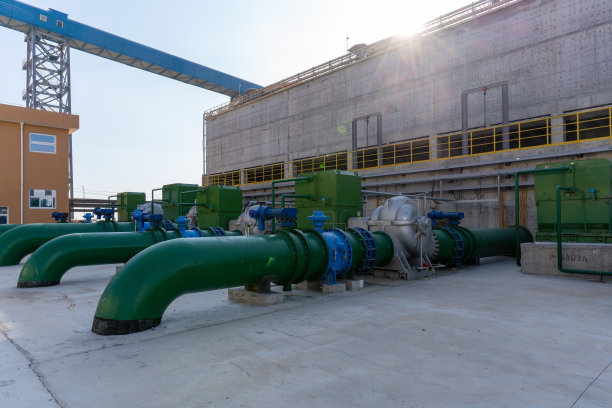 正在施工的化工厂管道及水泥墙图片下载