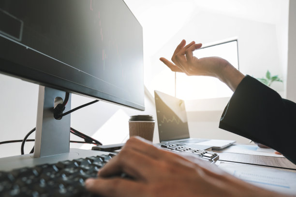 投资概念，投资者计算股票市场交易所的估值，选定焦点。图片下载