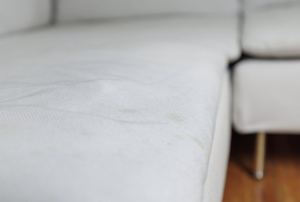 在清洗前，白色沙发凌乱、皱褶。图片下载