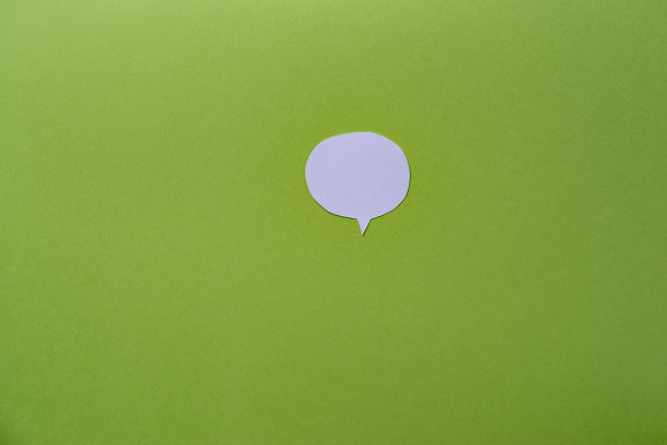 绿色背景上的语音气泡图片下载