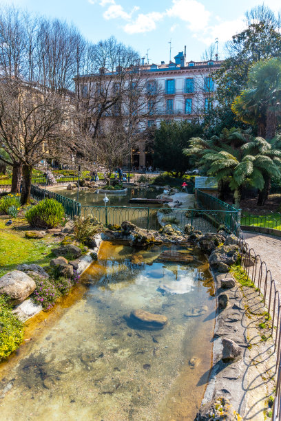 西班牙巴斯克地区圣塞巴斯蒂安中心的Gipuzkoa广场照片图片下载