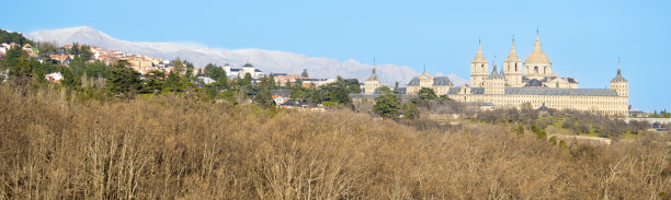 这是西班牙马德里省圣洛伦佐·德·埃尔斯科里亚尔皇家修道院的全景，背景是山脉图片下载