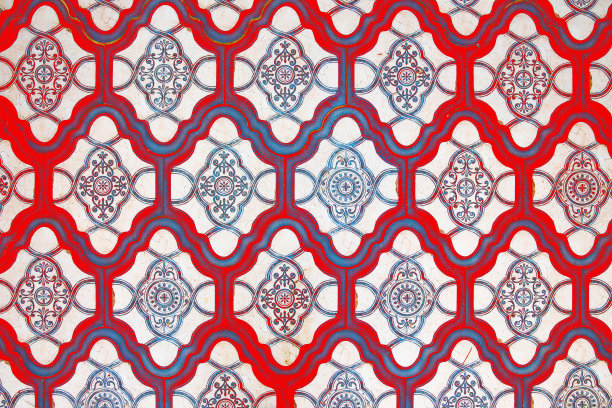 带有红色东方图案的瓷砖。图片下载