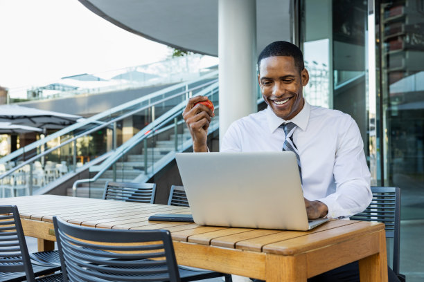 英俊的男性非洲裔美国商人CEO在一个时尚的公司优雅的西装图片下载