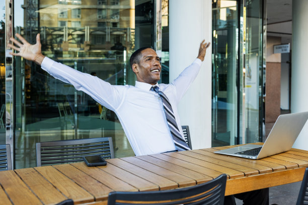 英俊的男性非洲裔美国商人CEO在一个时尚的公司优雅的西装图片下载