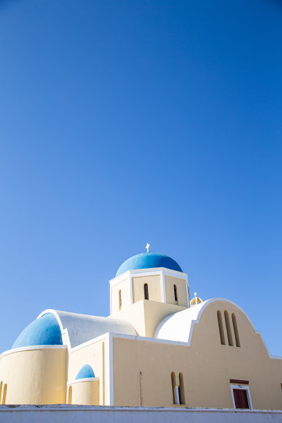 希腊圣托里尼岛的圆顶、尖塔、钟和白色建筑图片下载