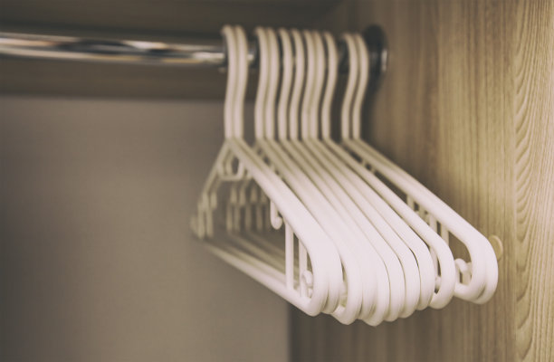 衣柜里有很多衣架图片下载