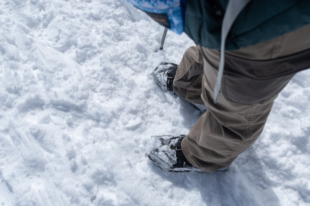 攀登雪山的登山者的脚图片下载
