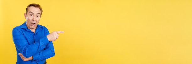 成熟的男人惊讶地指着一旁图片下载