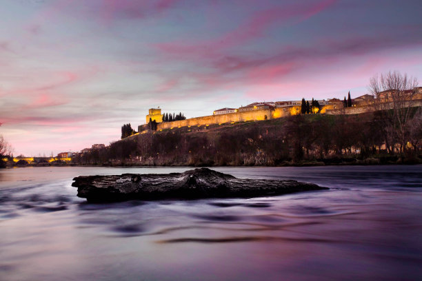 在美丽的日落时分，西班牙Ciudad的la Pesquera露营图片下载