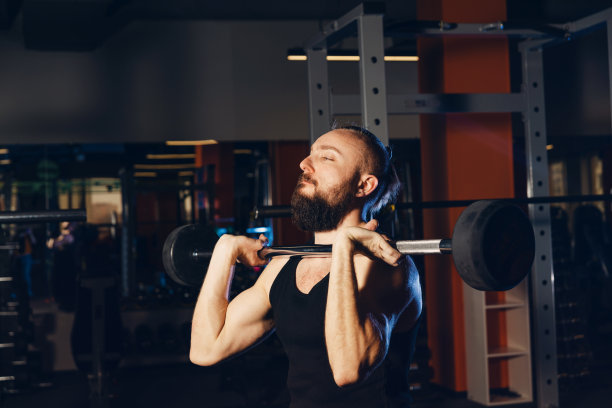 体格健壮的人用杠铃锻炼身体图片下载