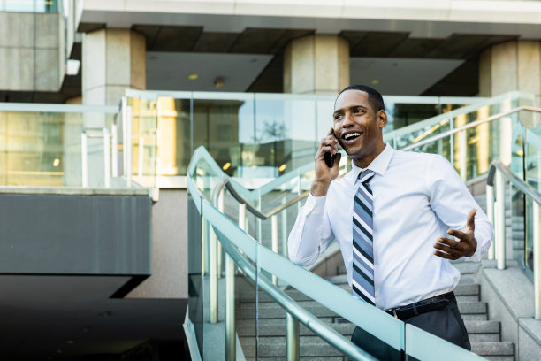 英俊的男性非洲裔美国商人CEO在一个时尚的公司优雅的西装图片下载