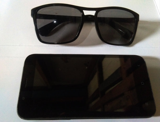 一种技术装置，智能手机和太阳镜图片下载