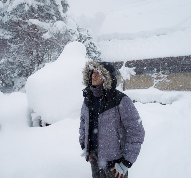 在日本的冬天，游客们在白川村享受着厚厚的积雪图片下载