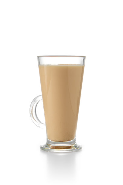 印度传统饮品-透明杯加香料的玛沙拉茶。白色背景上的马沙拉茶隔离。牛奶茶放在白色背景的直立玻璃杯上。图片下载