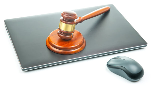 笔记本电脑背景上的法庭与拍卖槌：在线法律咨询图片下载