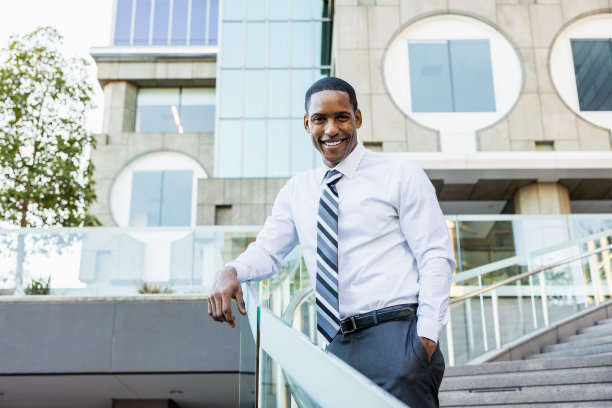 英俊的男性非洲裔美国商人CEO在一个时尚的公司优雅的西装图片下载