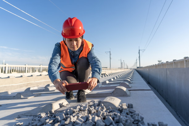 一名女铁路工人在铁路施工现场用手机拍照图片下载