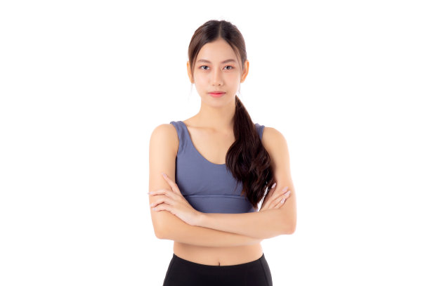 美丽的年轻亚洲女性的肖像在运动服微笑和交叉的手臂隔离在白色背景上，运动和锻炼的健康和减肥，女性和苗条与自信和健康。图片下载