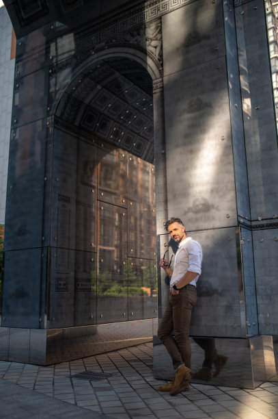 在城市里戴眼镜的成熟白人男子图片下载