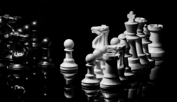 近的国际象棋棋子在一个反射镜板表面wi图片下载