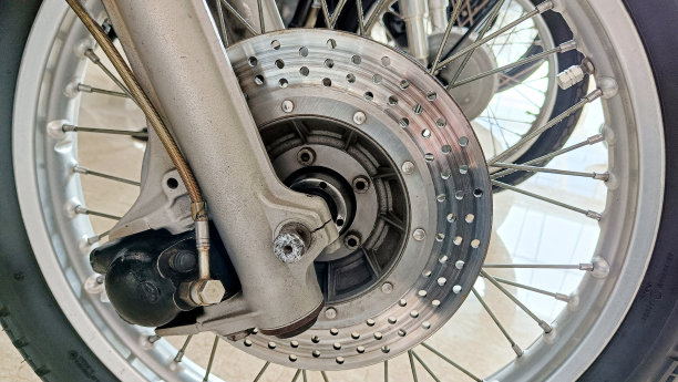 近老式摩托车制动盘与银色辐条轮图片下载