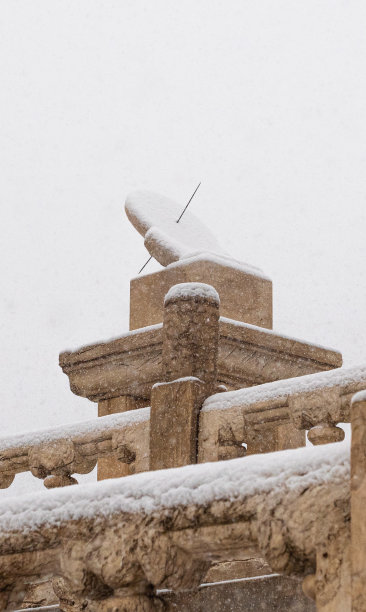 雪中的日晷图片下载