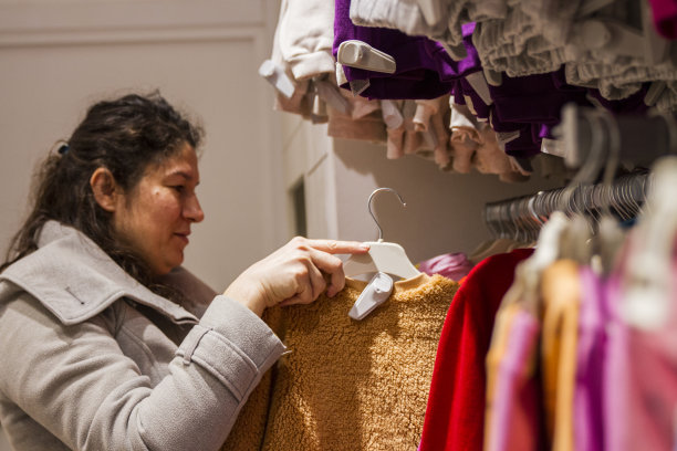 女人在商店里买衣服图片下载