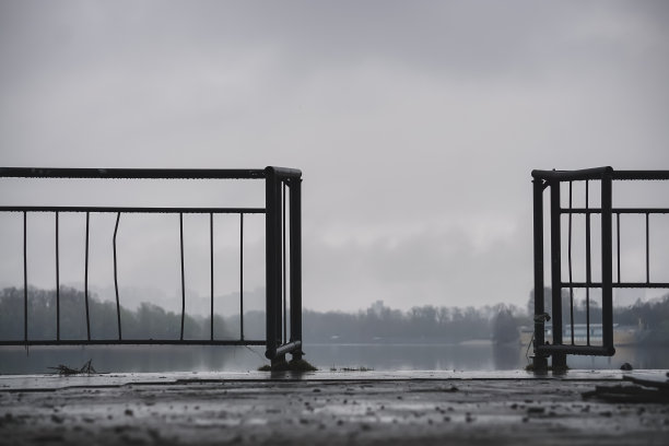 基辅第聂伯河岸边有一个开放的门栅栏，在河岸上有彩色瓷砖的极简主义栅栏图片下载